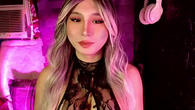 UrhotlucyTS online show from November 7, 6:46 am