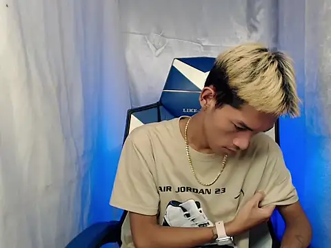 Snapshot of riks_tyler chatting on January 18, 6:50 am riks tyler online show from January 18, 6:50 am