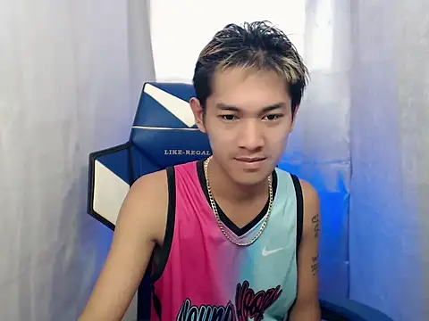 Snapshot of riks_tyler chatting on February 10, 12:15 am riks tyler online show from February 10, 12:15 am