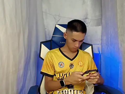 Snapshot of riks_tyler chatting on February 17, 12:34 pm riks tyler online show from February 17, 12:34 pm