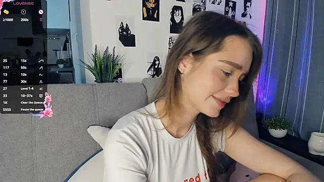 lovelyalivia online show from October 26, 9:15 am