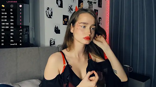 lovelyalivia online show from October 31, 9:32 am