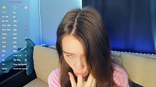 lovelyalivia online show from April 3, 8:12 am