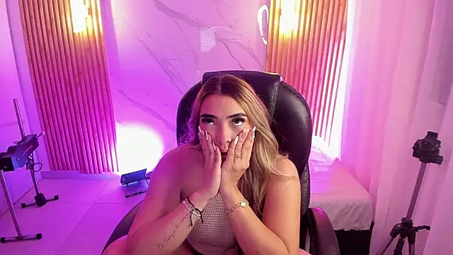 Snapshot of KYLIE_JONES6 chatting on April 21, 3:13 am KYLIE JONES6 online show from April 21, 3:13 am