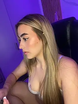 Snapshot of KYLIE_JONES6 chatting on June 11, 2:53 am KYLIE JONES6 online show from June 11, 2:53 am
