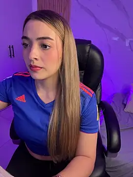 Snapshot of KYLIE_JONES6 chatting on June 24, 4:11 am KYLIE JONES6 online show from June 24, 4:11 am