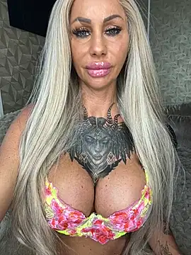 Snapshot of dutchbarbie chatting on July 7, 4:33 pm dutchbarbie online show from July 7, 4:33 pm