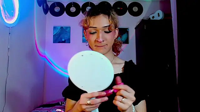 Snapshot of meghan_devil_ chatting on November 25, 4:01 am meghan devil online show from November 25, 4:01 am