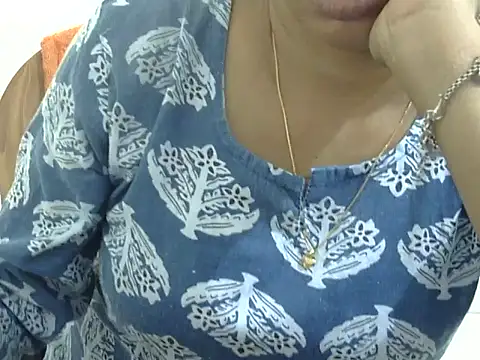 Snapshot of CHAMELI4747 chatting on July 2, 8:42 am CHAMELI4747 online show from July 2, 8:42 am