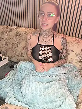 Dirty Mel online show from February 5, 7:07 pm