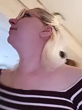 Snapshot of VikaKing chatting on February 12, 1:17 pm VikaKing online show from February 12, 1:17 pm