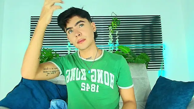 CamiiGuzmanX online show from January 13, 8:03 pm