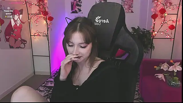 Snapshot of LiliLuna chatting on April 9, 4:12 pm LiliLuna online show from April 9, 4:12 pm