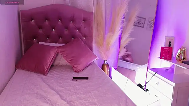 ZoeRuiiz online show from October 26, 4:07 am