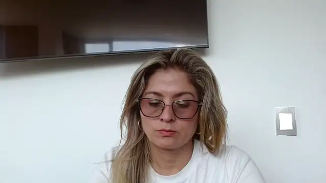 Snapshot of linda-mature43 chatting on October 22, 3:01 pm linda-mature43 online show from October 22, 3:01 pm