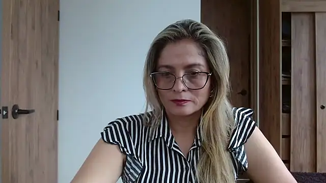 Snapshot of linda-mature43 chatting on October 23, 5:23 pm linda-mature43 online show from October 23, 5:23 pm