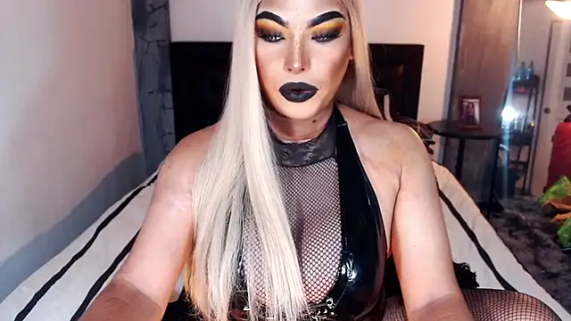 Snapshot of xTrixieMae chatting on November 2, 10:17 am xTrixieMae online show from November 2, 10:17 am