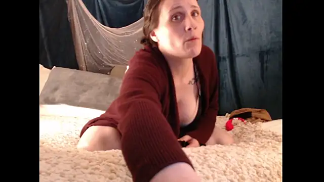 Snapshot of GabbyTate chatting on October 4, 2:09 am GabbyTate online show from October 4, 2:09 am