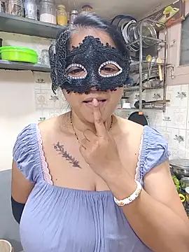 Queen Nightt online show from December 19, 3:35 am