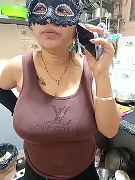 Snapshot of Queen_Nightt chatting on January 18, 3:32 am Queen Nightt online show from January 18, 3:32 am