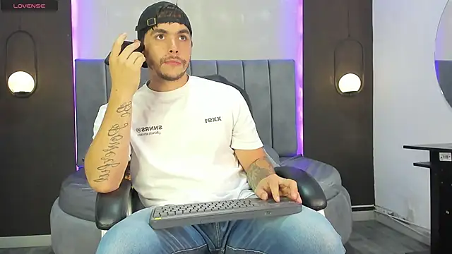 Liam walk  online show from November 14, 9:35 pm