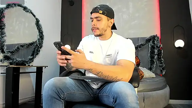 Liam walk  online show from December 21, 7:10 pm