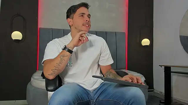 Snapshot of Liam_walk_ chatting on April 23, 7:05 pm Liam walk online show from April 23, 7:05 pm