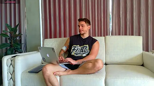 Snapshot of Liam_walk_ chatting on July 30, 3:11 pm Liam walk online show from July 30, 3:11 pm