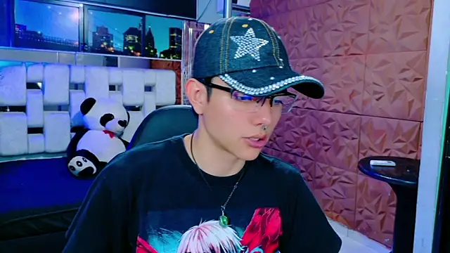 Snapshot of alandelrey57 chatting on December 2, 5:02 am alandelrey57 online show from December 2, 5:02 am