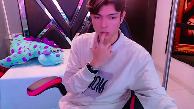 Snapshot of alandelrey57 chatting on February 2, 5:17 am alandelrey57 online show from February 2, 5:17 am