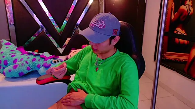 Snapshot of alandelrey57 chatting on February 3, 6:40 am alandelrey57 online show from February 3, 6:40 am