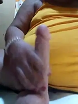 Snapshot of Huge_mama69 chatting on May 29, 10:30 pm Huge mama69 online show from May 29, 10:30 pm