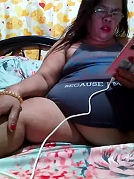 Snapshot of Huge_mama69 chatting on July 7, 7:34 am Huge mama69 online show from July 7, 7:34 am