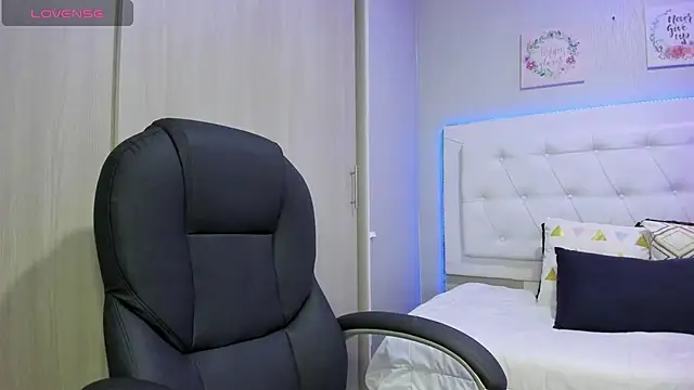 Snapshot of andrea__hills chatting on October 20, 7:03 pm andrea hills online show from October 20, 7:03 pm