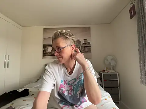 Curvy-Jinx online show from April 17, 7:33 am