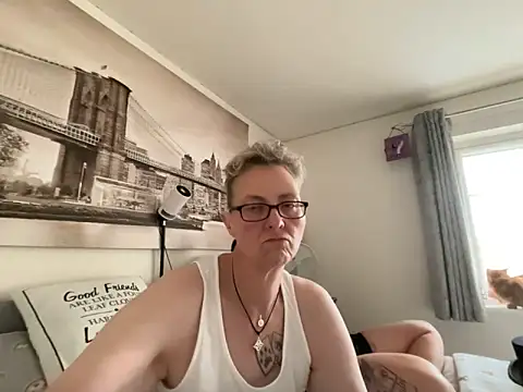 Snapshot of Curvy-Jinx chatting on June 14, 7:27 pm Curvy-Jinx online show from June 14, 7:27 pm