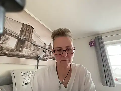 Snapshot of Curvy-Jinx chatting on June 16, 9:01 am Curvy-Jinx online show from June 16, 9:01 am