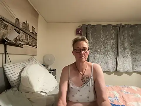 Snapshot of Curvy-Jinx chatting on July 7, 8:46 pm Curvy-Jinx online show from July 7, 8:46 pm