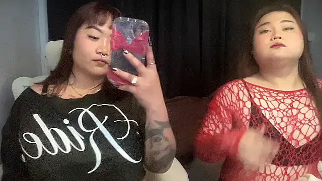 Snapshot of Bella_Bumzyyy chatting on November 19, 4:34 am Bella Bumzyyy online show from November 19, 4:34 am