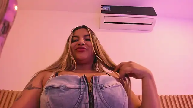 Snapshot of OliviaSweett chatting on May 8, 6:13 pm OliviaSweett online show from May 8, 6:13 pm