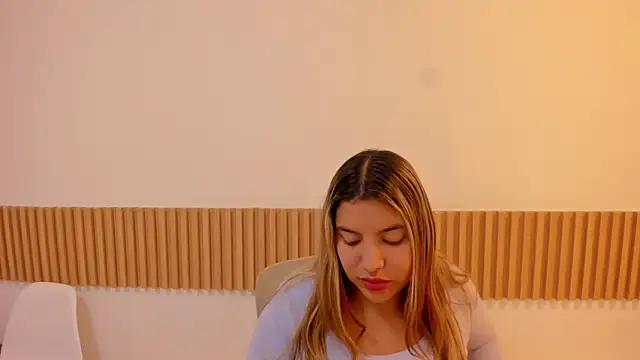 Snapshot of OliviaSweett chatting on May 20, 6:58 pm OliviaSweett online show from May 20, 6:58 pm