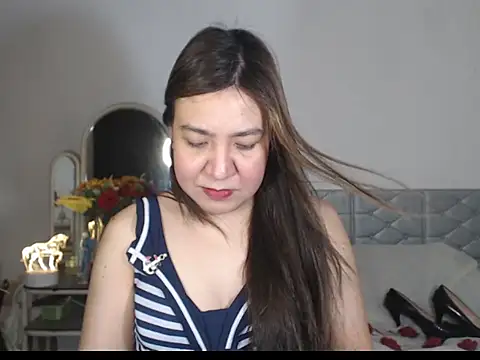 stellahugeX online show from December 5, 8:45 am