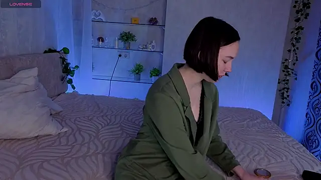 LoisBasil online show from November 7, 4:18 pm