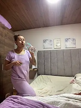 Snapshot of juliana-mancini chatting on November 19, 5:02 pm juliana-mancini online show from November 19, 5:02 pm