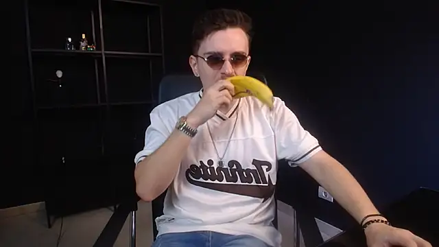 Snapshot of FelixStarkk chatting on June 2, 6:15 am FelixStarkk online show from June 2, 6:15 am