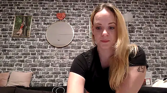 Snapshot of SexyMilf_37 chatting on April 9, 8:58 pm SexyMilf 37 online show from April 9, 8:58 pm