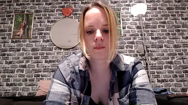 Snapshot of SexyMilf_37 chatting on April 18, 8:42 pm SexyMilf 37 online show from April 18, 8:42 pm