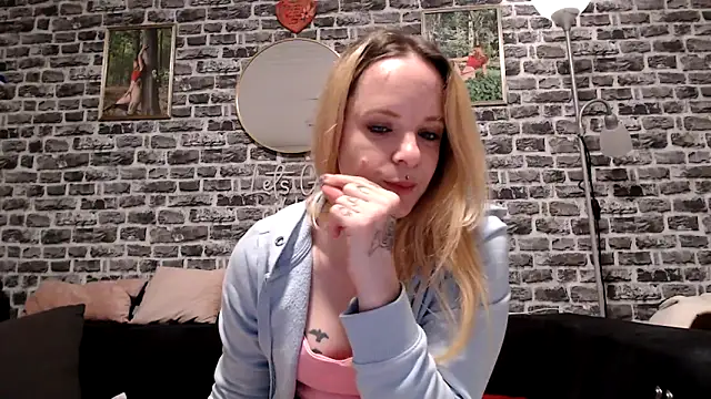Snapshot of SexyMilf_37 chatting on April 25, 8:50 pm SexyMilf 37 online show from April 25, 8:50 pm