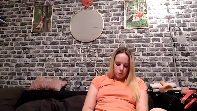 Snapshot of SexyMilf_37 chatting on April 28, 8:25 pm SexyMilf 37 online show from April 28, 8:25 pm