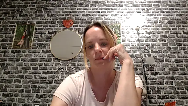 Snapshot of SexyMilf_37 chatting on April 29, 8:48 pm SexyMilf 37 online show from April 29, 8:48 pm
